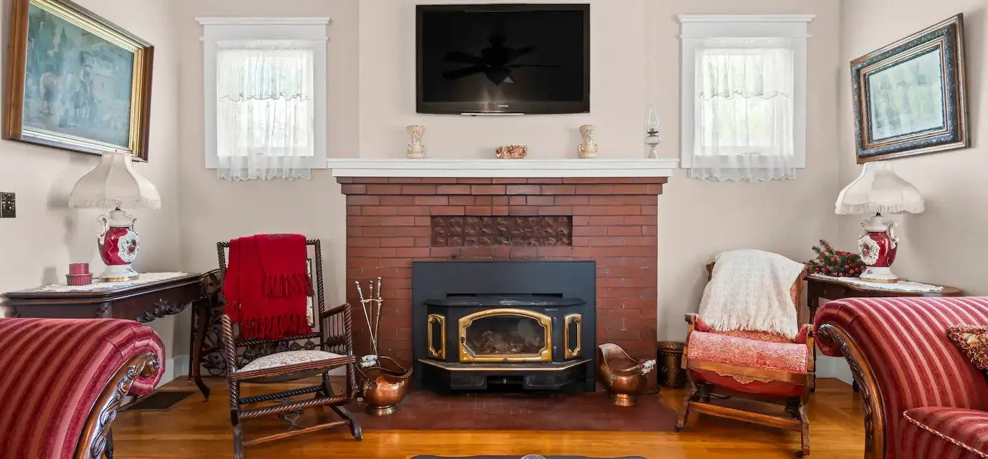 A living room in the cambridge house